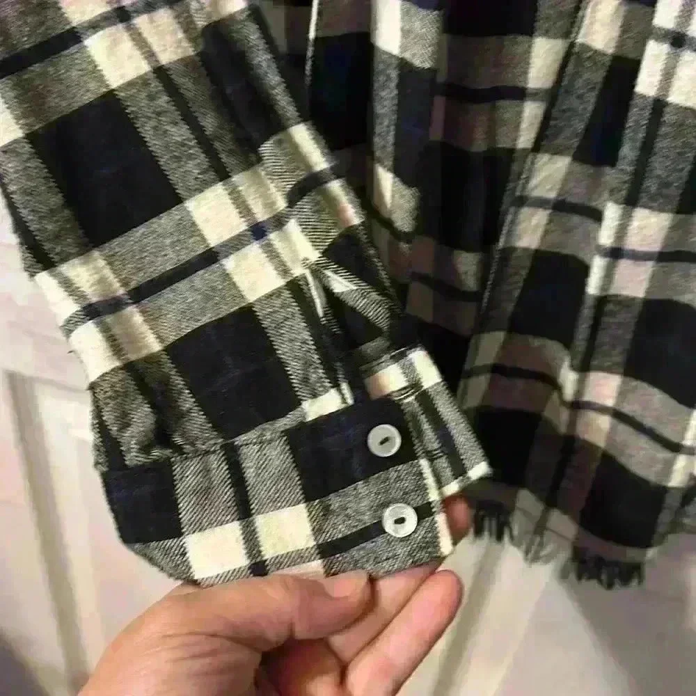 ELIZABETH AND JAMES Large Black & White Plaid Flannel Long-Sleeved Blouse - Picture 3 of 7